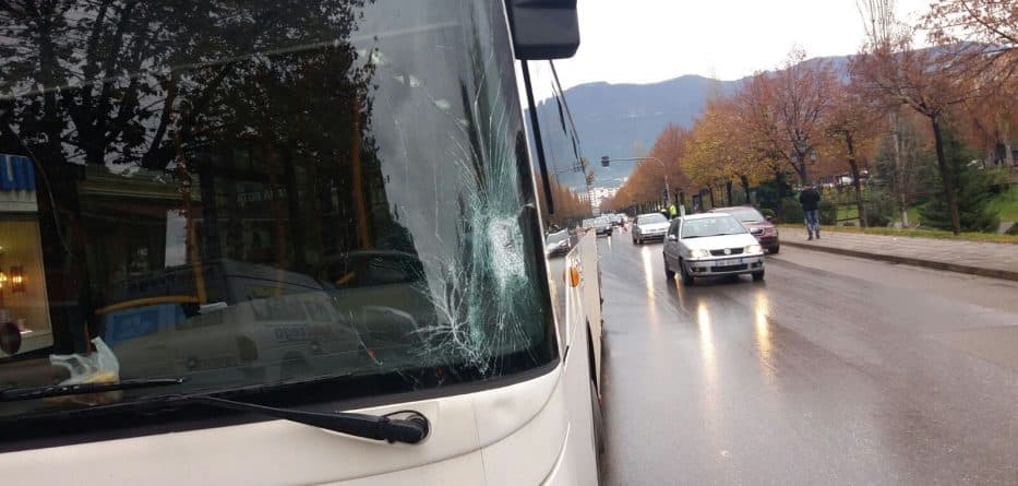 Autobusi përplas motorin në Tiranë, vdes 55-vjeçari