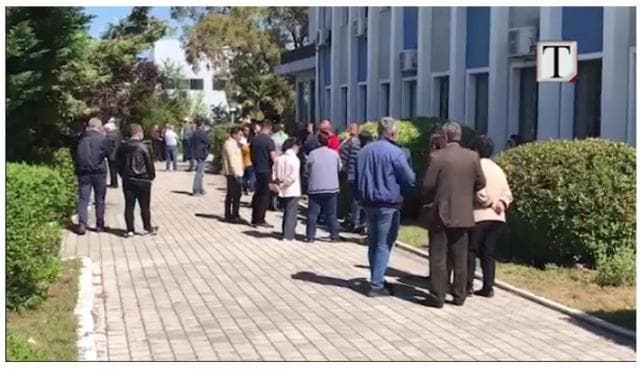 Naftëtarët e Fierit dhe Kuçovës në protestë, AlbPetrol po shkel të drejtat e punës (VIDEO)