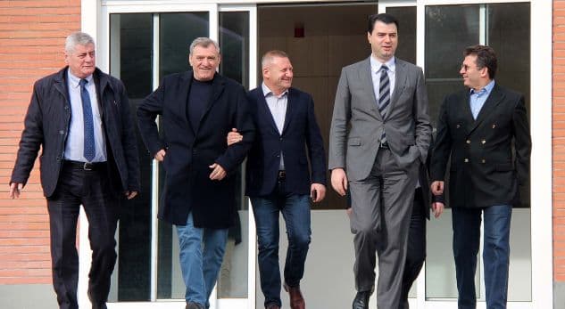 Aleatët në krah të Bashës: Pro djegies së mandateve