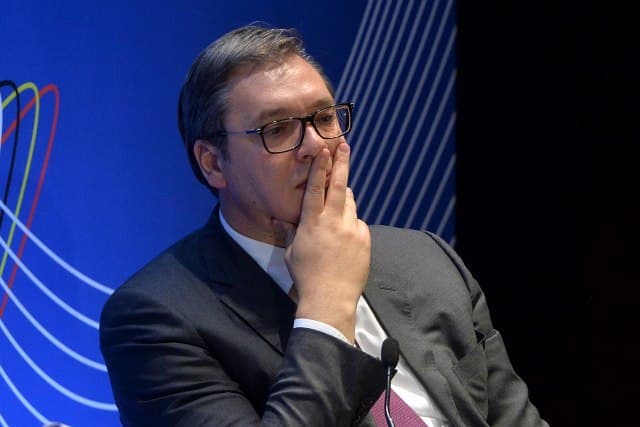 Vuçiç i kërkon shpjegime ambasadorit britanik për flamurin shqiptar në foton me Albin Kurtin
