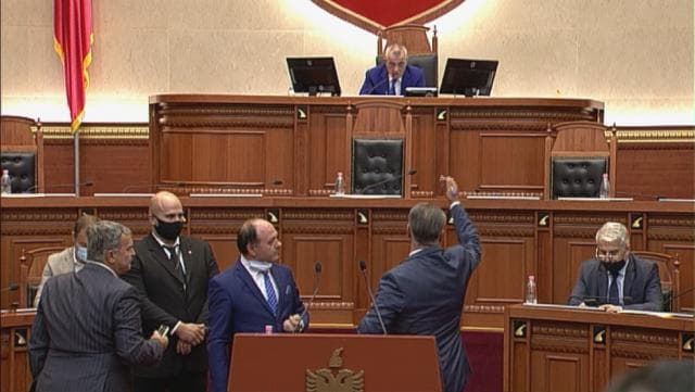 Alimadhi bllokon foltoren, Ruçi e përjashton nga Kuvendi