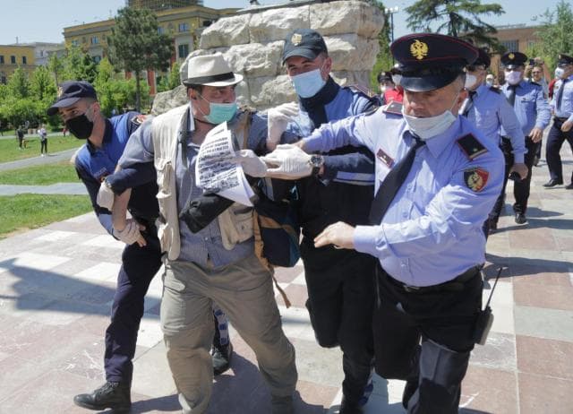   Shpërthen në dhunë protesta për Teatrin/ Policia shoqëron disa protestues (VIDEO)