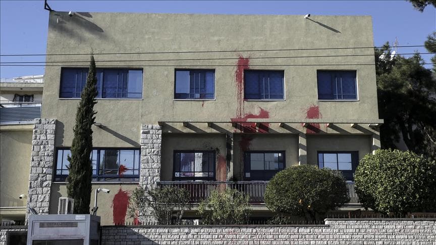 Sulmohet me bojë ambasada izraelite në Athinë