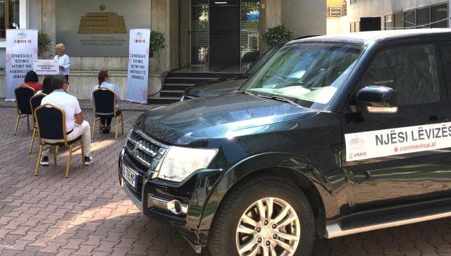Ambasada e SHBA siguron transport për 12 ekipe gjurmuese për testimet për Covid-19