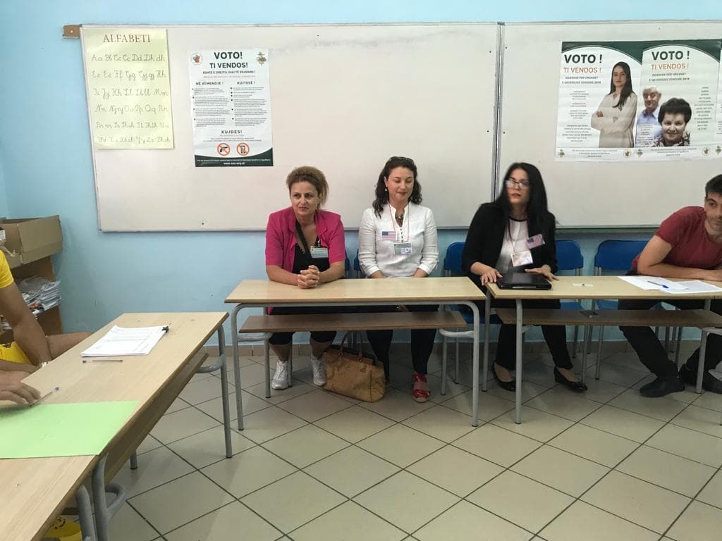 Zgjedhjet/ Zv.ambasadorja e SHBA vëzhgon procesin e votimit në Tiranë