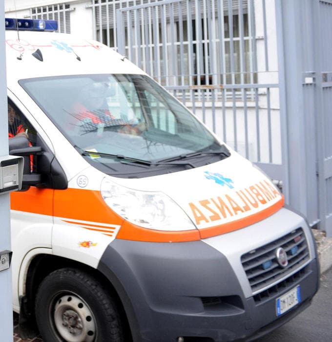 Panik në “Shën Pjetër”, një makinë godet 5 persona në trotuar