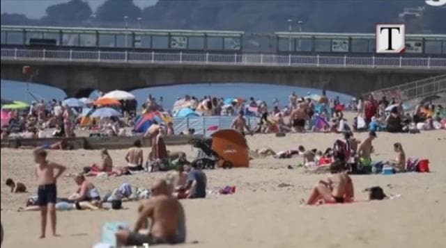 Anglezët sfidojnë koronavirusin, mbushin plazhet (VIDEO)