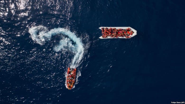 Një anije me refugjatë sirianë fundoset në brigjet e Libanit, humb jetën 5-vjeçari