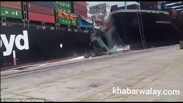 Momenti kur dy anije të mëdha përplasen në portin e Karaçit, mbi 20 kontejnerë bien në detë (VIDEO+FOTO)