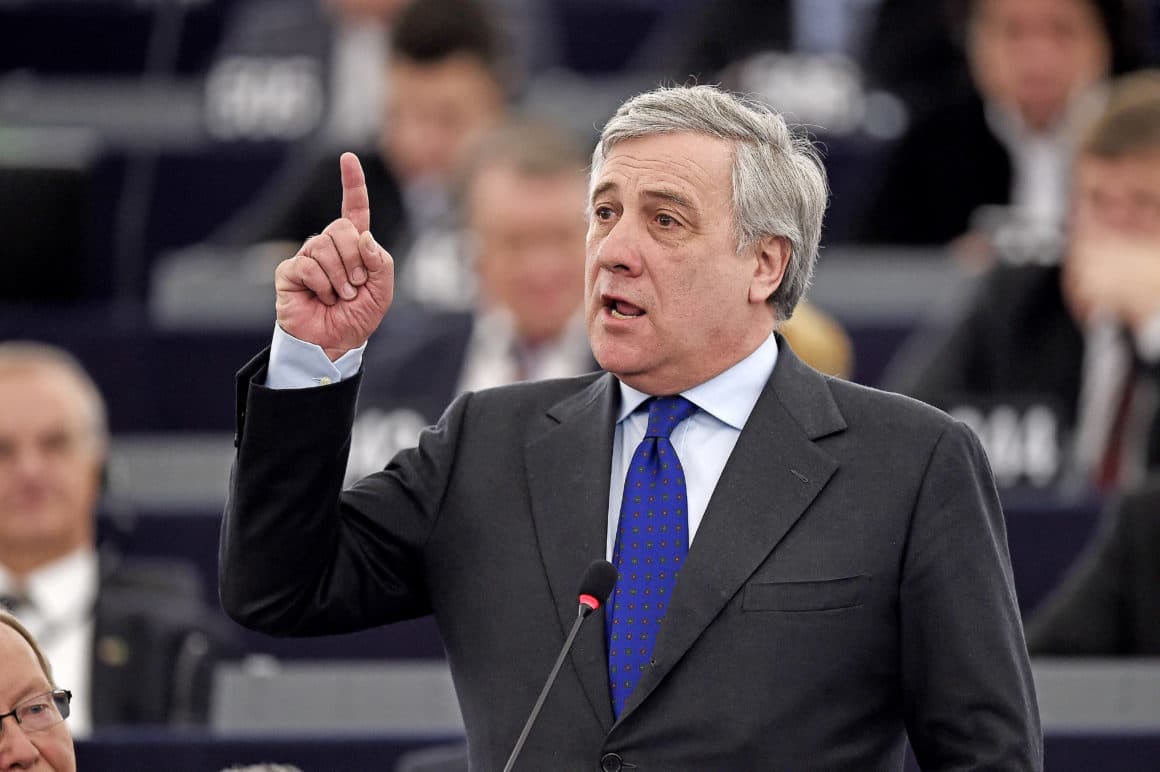 Tajani: Na duhet lista e zezë me emrat e kapove të trafikut njerëzor