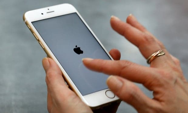 Apple dhe Samsung gjobiten për ngadalësim të qëllimshëm të celularëve