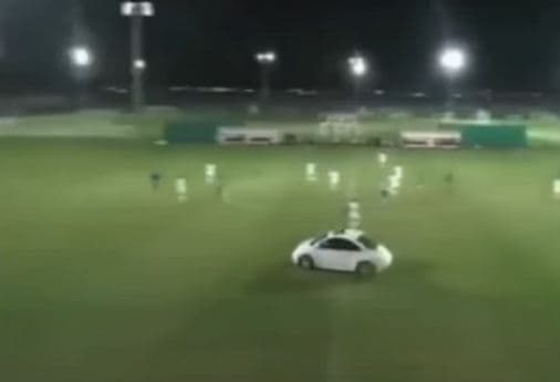 Tifozi në Arabi e ekzagjeron, hyn me makinë në fushën e lojës (VIDEO)