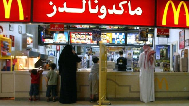 Arabia Saudite i jep fund ndarjes së restoranteve në baza gjinore