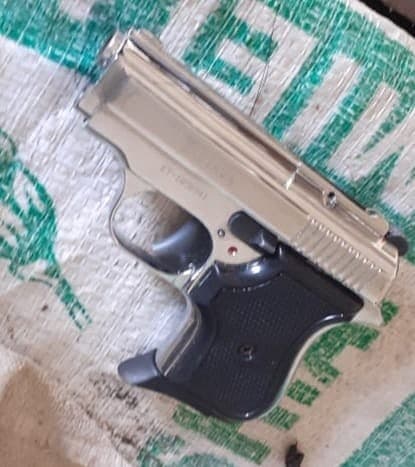 Mbante në çantë pistoletë “Zastava”/ Arrestohet 14-vjeçari në Shijak