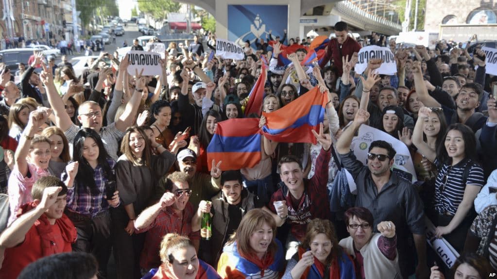 Armeni, qeveria bie, por protestat vazhdojnë (VIDEO)