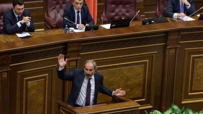 Kriza politike në Armeni, lideri opozitës Pashinyan dështon të zgjidhet kryeministër