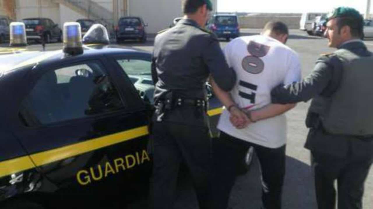      Tregtonin armë dhe drogë nga Shqipëria/ Arrestohen 20 trafikantë në Itali, mes tyre tre shqiptarë