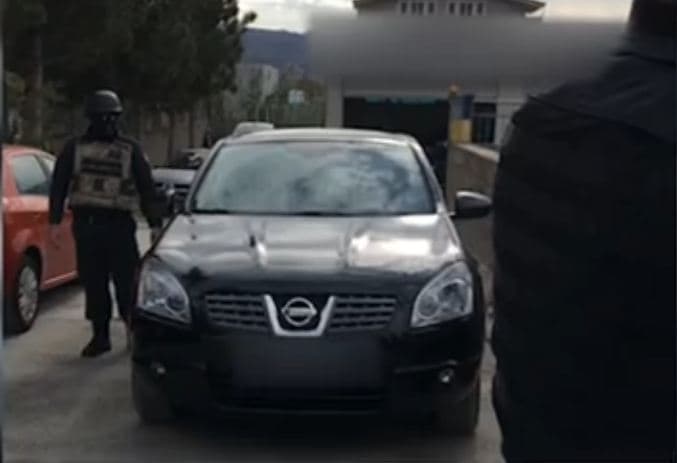 Armë, municione, lekë e makina, arrestohen dy “të fortët” e fisit Çapja (VIDEO) 