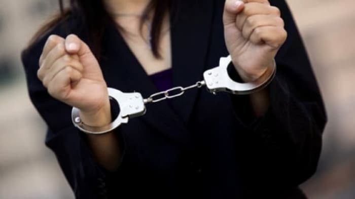 E rrahu dhe e goditi motrën me thikë, arrestohet 24 vjeçarja në Tiranë