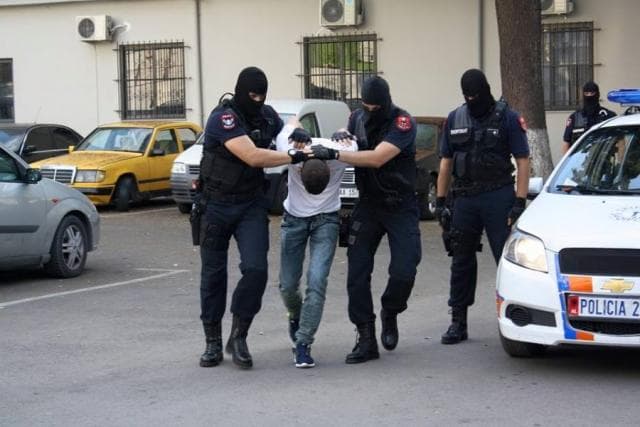 Ndihmoi emigrantët të kalonin kufirin, arrestohet 23-vjeçari
