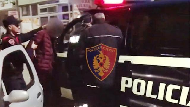 Lezhë/ Nuk i ndaloi policisë, arrestohet 25-vjeçari, në makinë iu gjet pistoletë