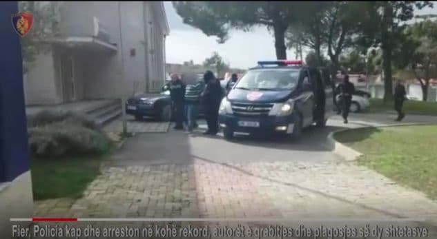 Publikohen pamjet e arrestimit të grabitësve në Fier, ishin fshehur nëpër ferra (VIDEO)