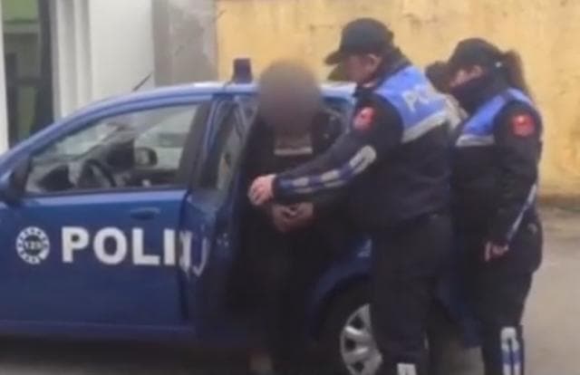 Nipi plagos me thikë tezen dhe burrin e saj, çifti në gjendje të rëndë