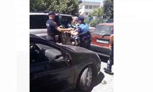 Një person gris fletën e votimit dhe tenton të marrë vulat e komisionit, arrestohet nga policia