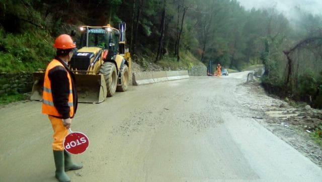Reshjet e shiut/ Bien gurë e inerte në disa akse në Elbasan