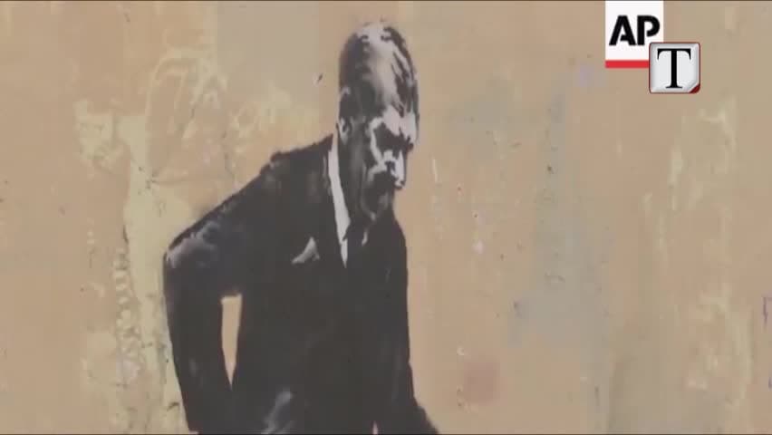 Arti satirik i grafistit Banksy mbërrin në Paris (VIDEO)