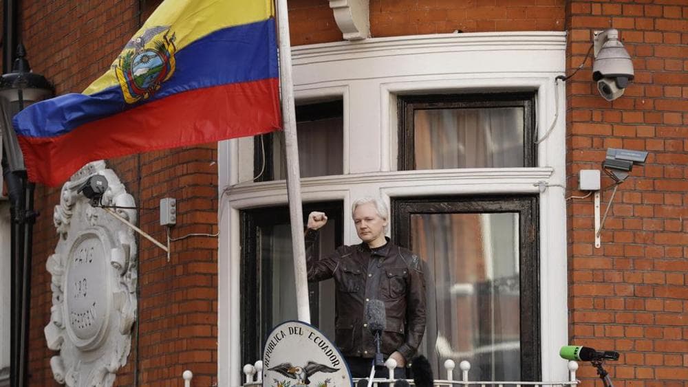 Mjekët: Shëndeti i Julian Assange është në rrezik