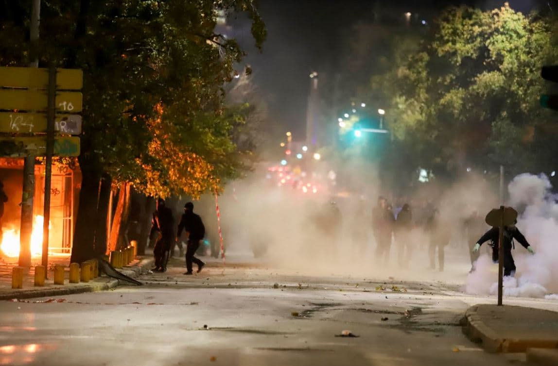 Protestuesit i vënë flakën Athinës në 9-vjetorin e vrasjes së adoleshentit nga policia