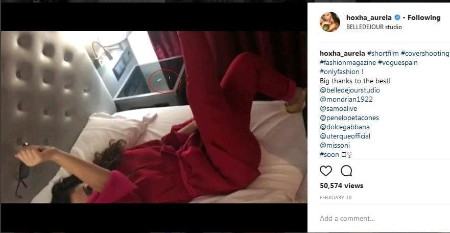 Aurela Hoxha, foto në poza seksi. Po çfarë mund të jetë ajo lënda e bardhë në tavolinë?  