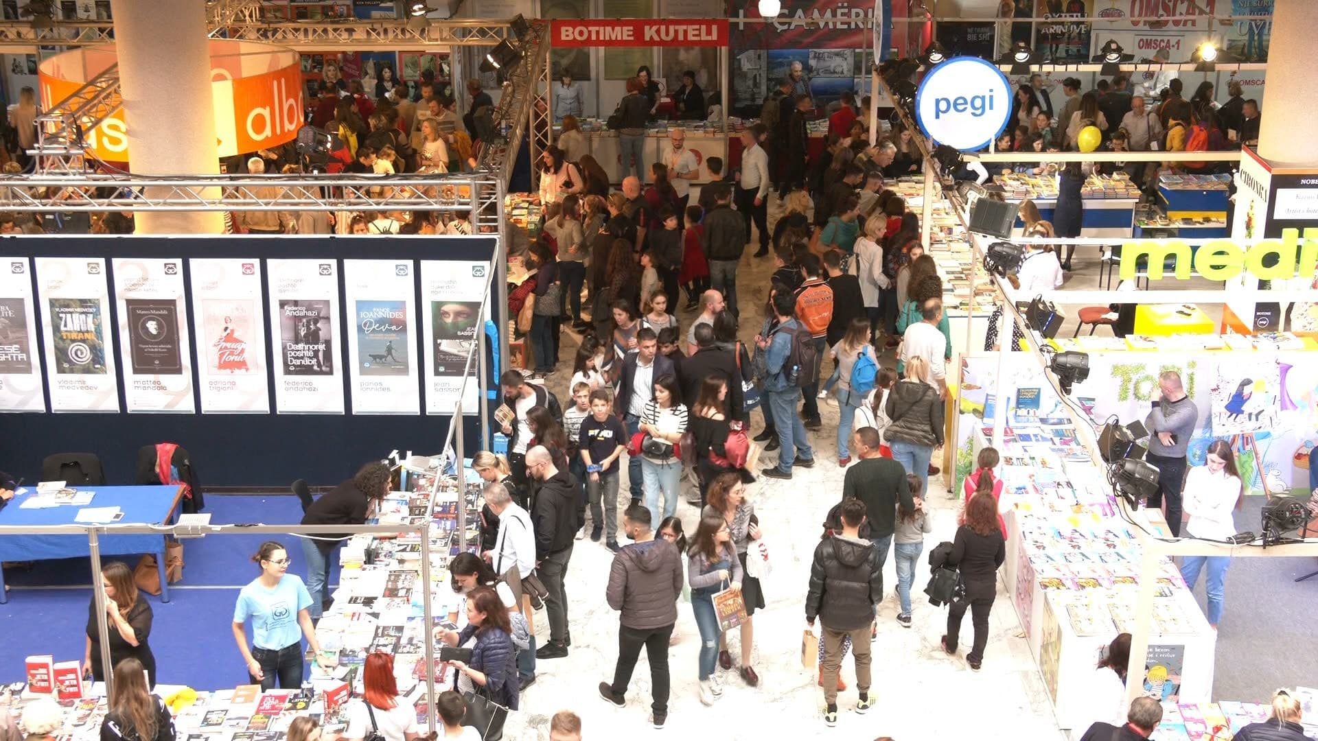 Librat që shiti Instagrami (VIDE0)