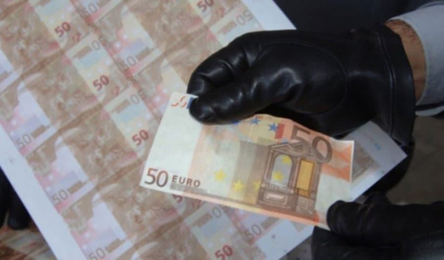 Falsifikonin kartëmonedha, arrestohen dy 19-vjeçarët