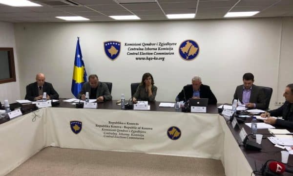 KQZ në Kosovë aprovon formularët, nuk përfshihen kandidatët e pacertifikuar