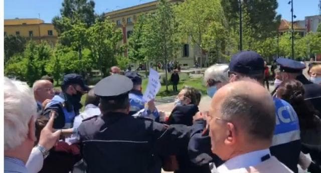 Policia procedon penalisht dhe gjobit 7 protestuesit e djeshëm: Ishte tubim i paligjshëm