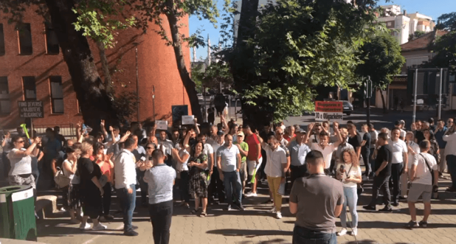 Opozita përmes orkestrës, protestë me këngë për diktatorin Enver Hoxha në Tiranë (VIDEO)