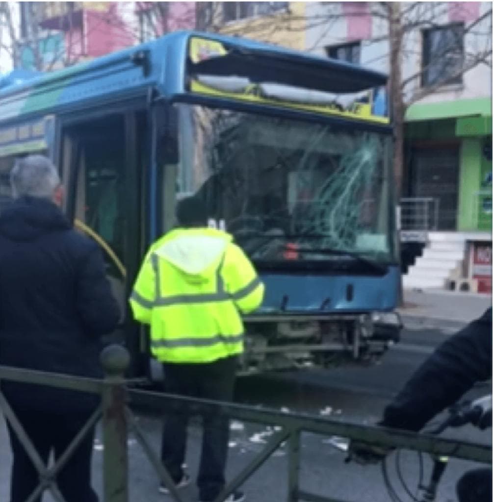 Aksident te “21 dhjetori”, makina përplaset me autobusin (VIDEO)