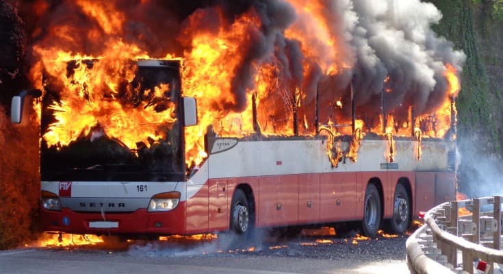 Digjet autobusi i linjës Shqipëri-Greqi, s’ka të lënduar (VIDEO)