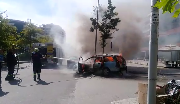 Vlorë/ Digjen dy automjete, policia po heton për shkaqet