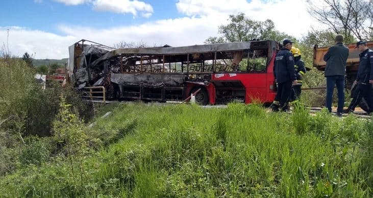 Digjet autobusi pas aksidentit, katër të vdekur në Serbi