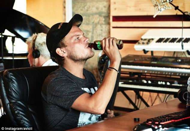 Fast food, pije energjike dhe cigare/ Jeta e çmendur e DJ suedez Avicii