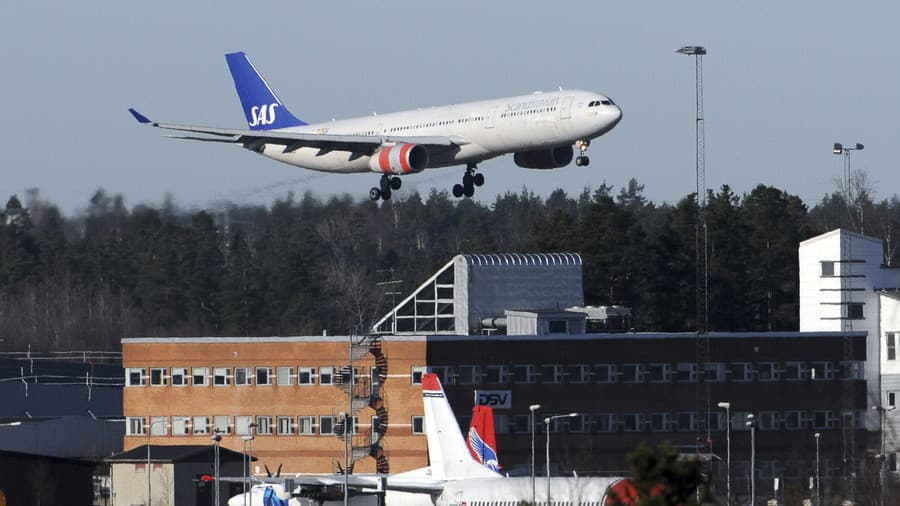 Suedia propozon taksë 7-48 dollarë për udhëtimet me avion, 53% e qytetarëve thonë po