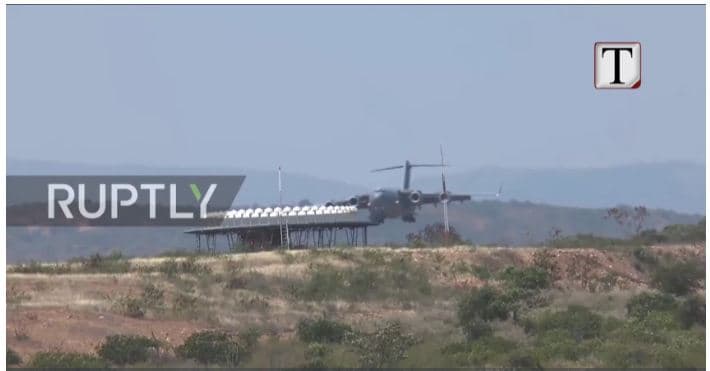 Kriza në Venezuelë, avionët amerikanë me ndihma mbërrijnë në Kolumbi (VIDEO)