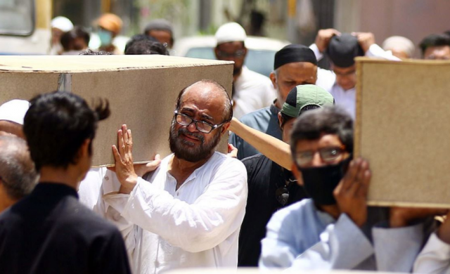 Rrëzimi i avionit në Pakistan, dy të mbijetuar rrëfejnë momentet e tmerrit 