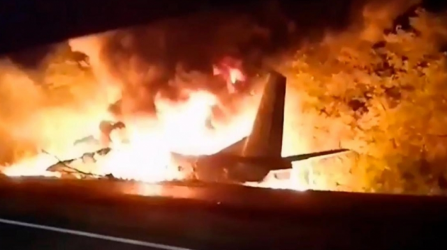  Njëzet persona humbin jetën nga përplasja e një avioni ushtarak në Ukrainë