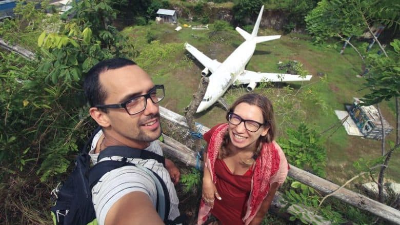 Avioni misterioz, turistët dynden që të shikojnë "Boeing", por askush nuk e di se si arriti aty (VIDEO+FOTO)