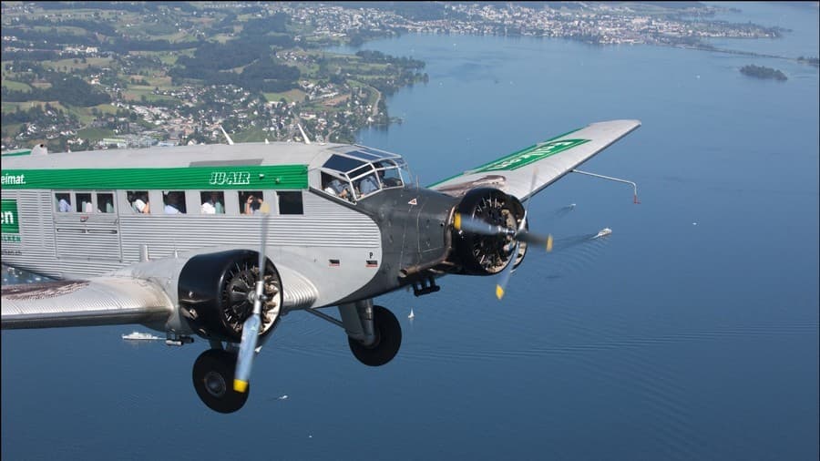Një avion i vjetër rrëzohet në Alpet e Zvicrës, 20 të vdekur