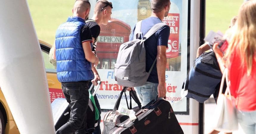 Holanda riatdheson 50 azilkërkues: Shqiptarët nuk kanë shanse aplikimi për azil (VIDEO)